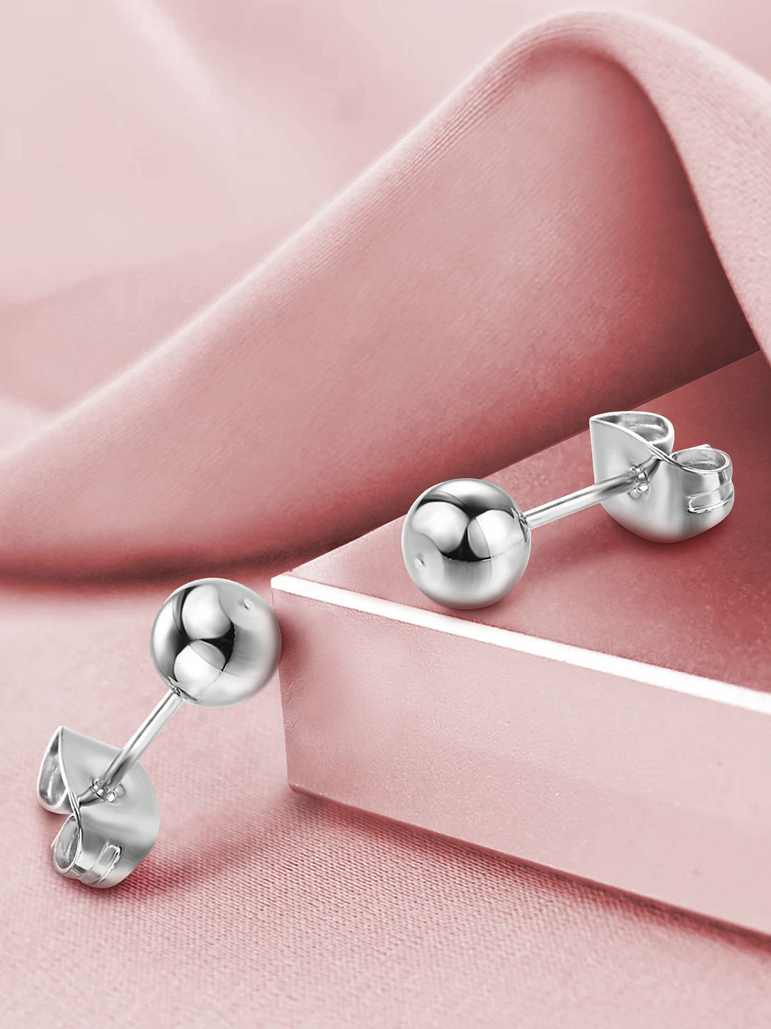 

Peora Stainless Steel Silver-Plated Circular Shaped Studs
