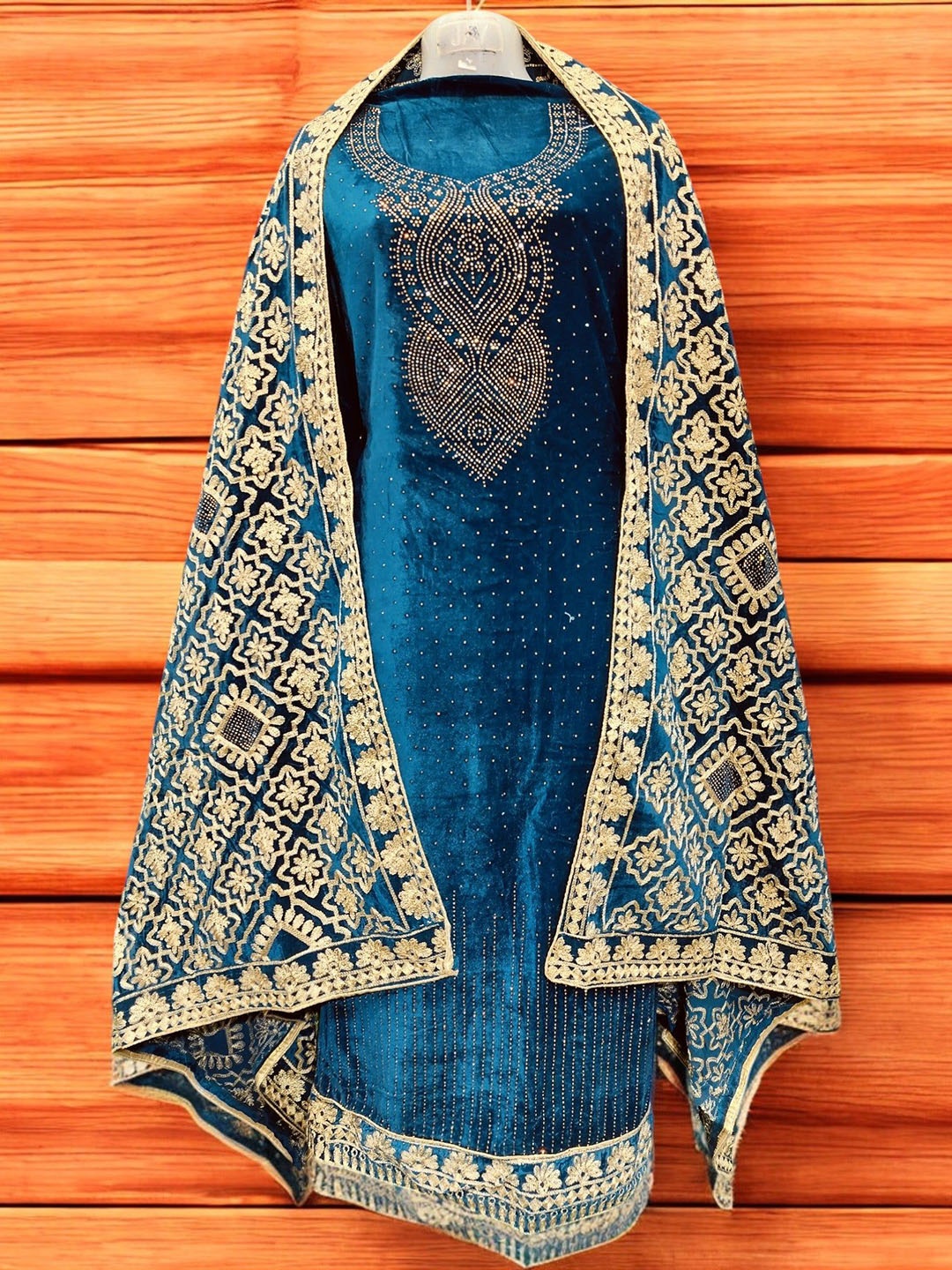 

REET MAHAL Embroidered Velvet Unstitched Dress Material, Blue
