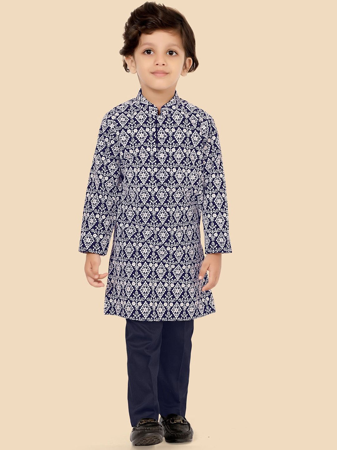 

Ethniks Neu-Ron Boys Geometric Embroidered Mandarin Collar Straight Kurta With Trouser, Navy blue