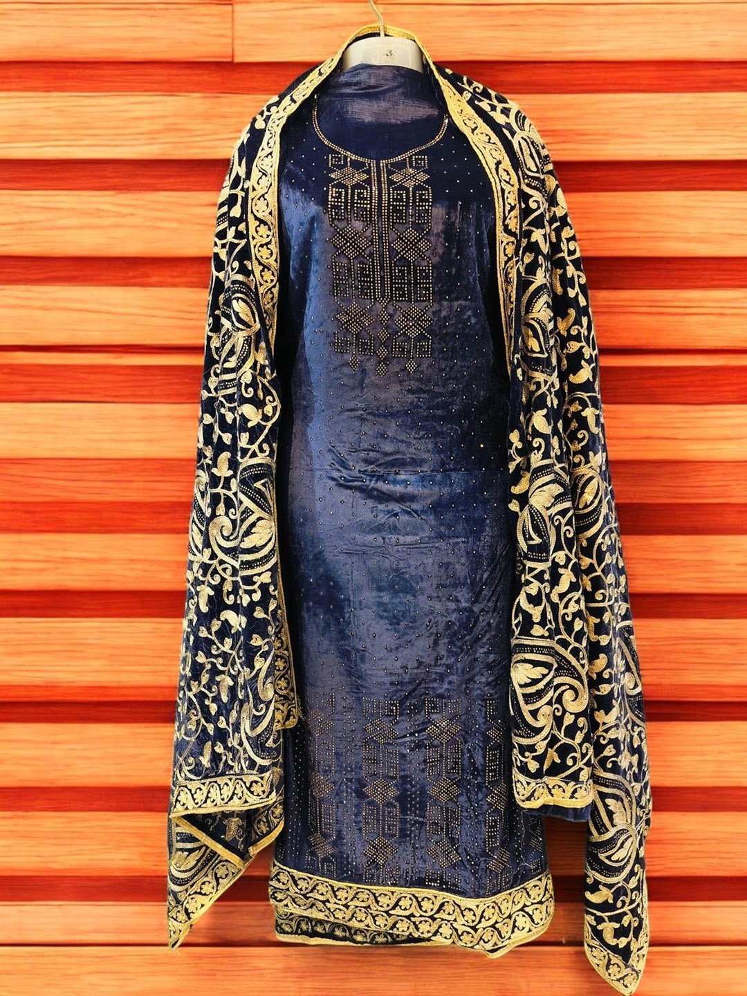 

REET MAHAL Embroidered Velvet Unstitched Dress Material, Navy blue