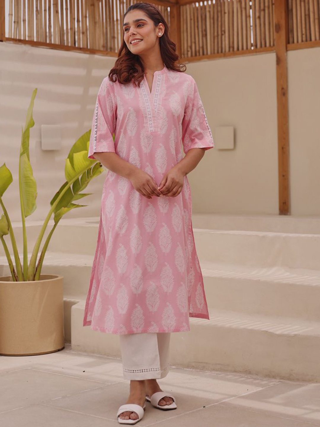 

Ekohum Floral Printed Mandarin Collar Straight Kurta, Pink