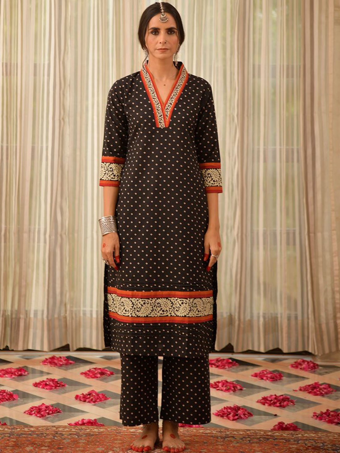 

Ekohum Badhani Printed V-Neck A-Line Kurta, Black