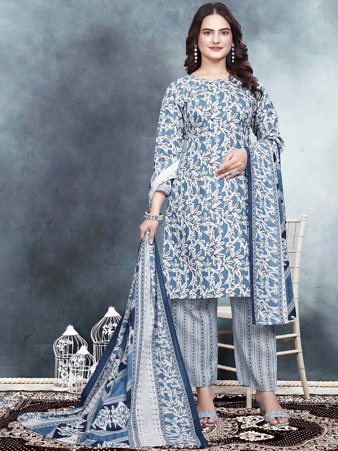

Rujave Floral Printed Round Neck Pure Cotton Straight Kurta With Trousers & Dupatta, Turquoise blue