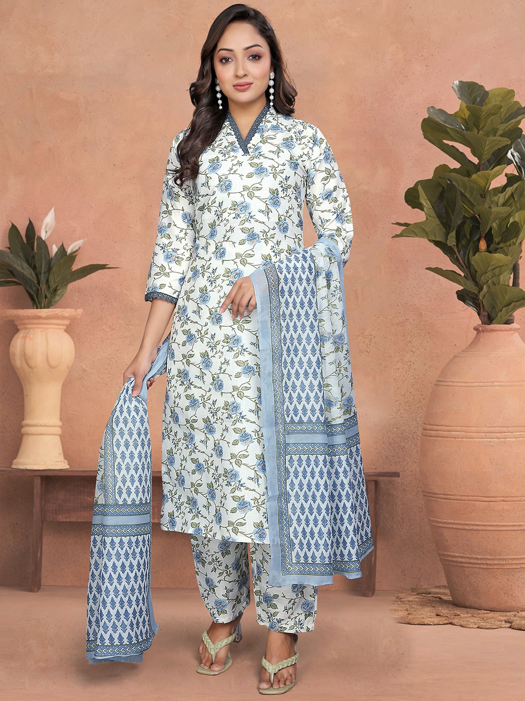 

Rujave Women Floral Printed Regular Thread Work Kurti with Trousers & With Dupatta, White