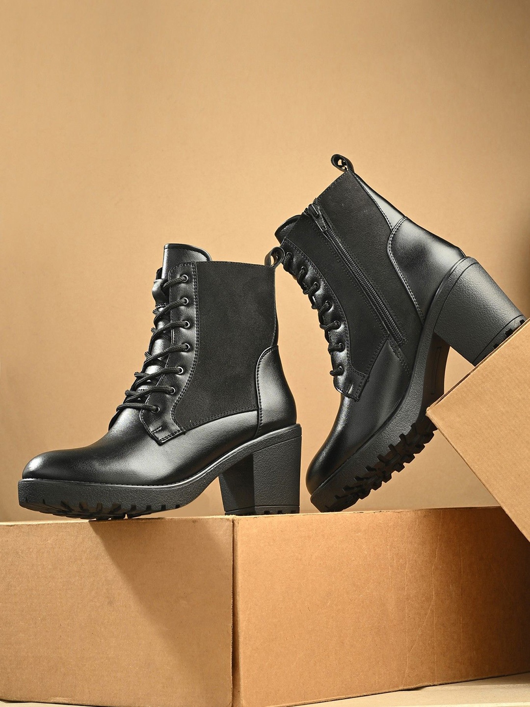 

The Roadster Lifestyle Co. Women Block Heeled Winter Boots, Black