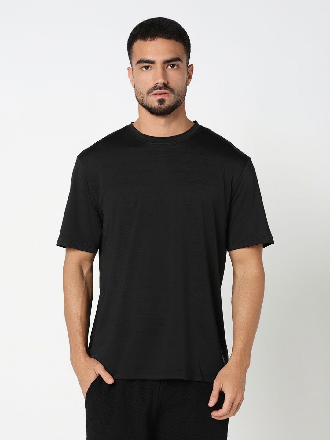 

R&B Men Solid Round Neck T-shirt, Black