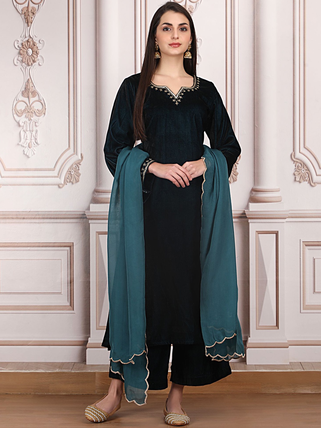 

Akshayini Beads and Stones Velvet Straight Kurta with Trousers, Blue