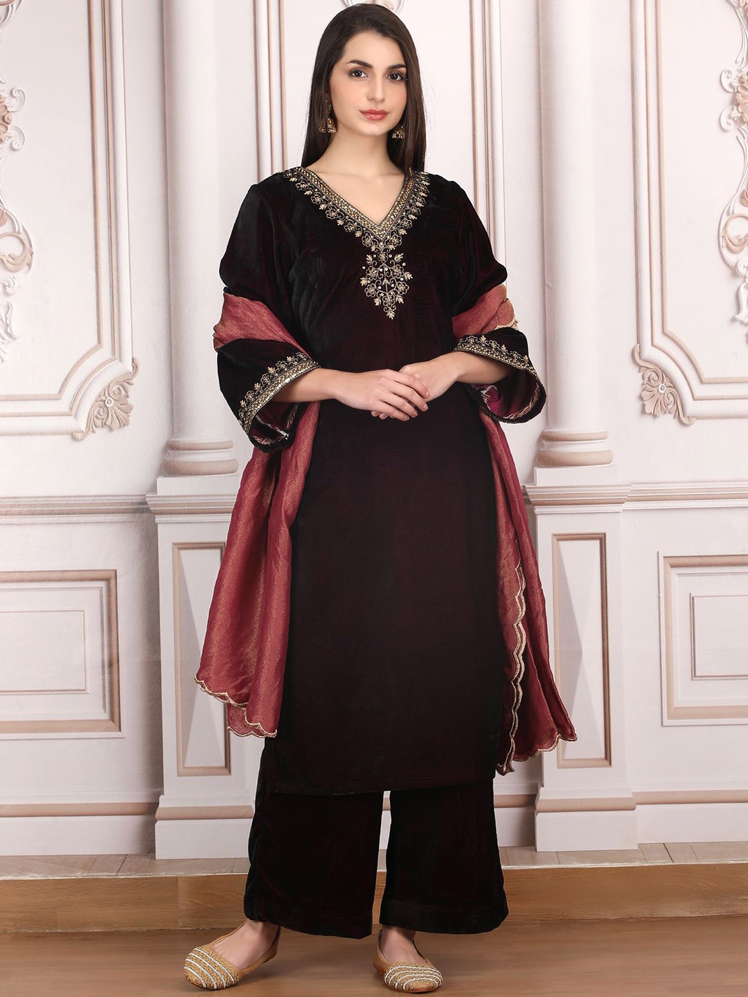 

Akshayini Floral Embroidered Sequinned Velvet Straight Kurta with Trousers & Dupatta, Burgundy