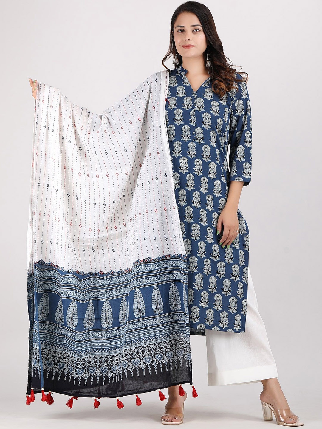 

Akshayini Women Embroidered Regular Pure Cotton Kurta with Trousers & With Dupatta, Blue