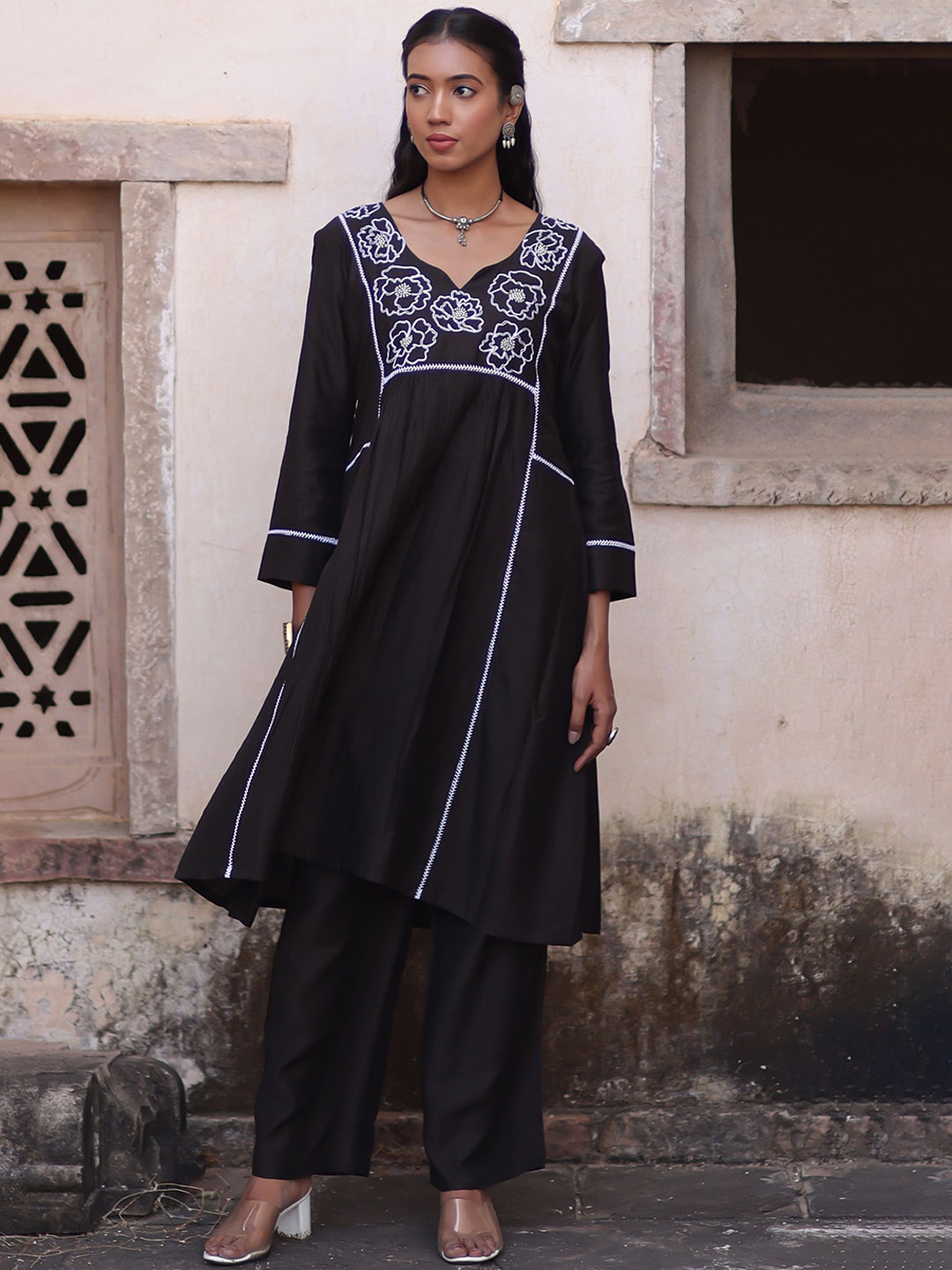 

THE HOUSE OF INDU Women Floral Embroidered Regular Chikankari Chanderi Cotton Kurta with Palazzos, Navy blue