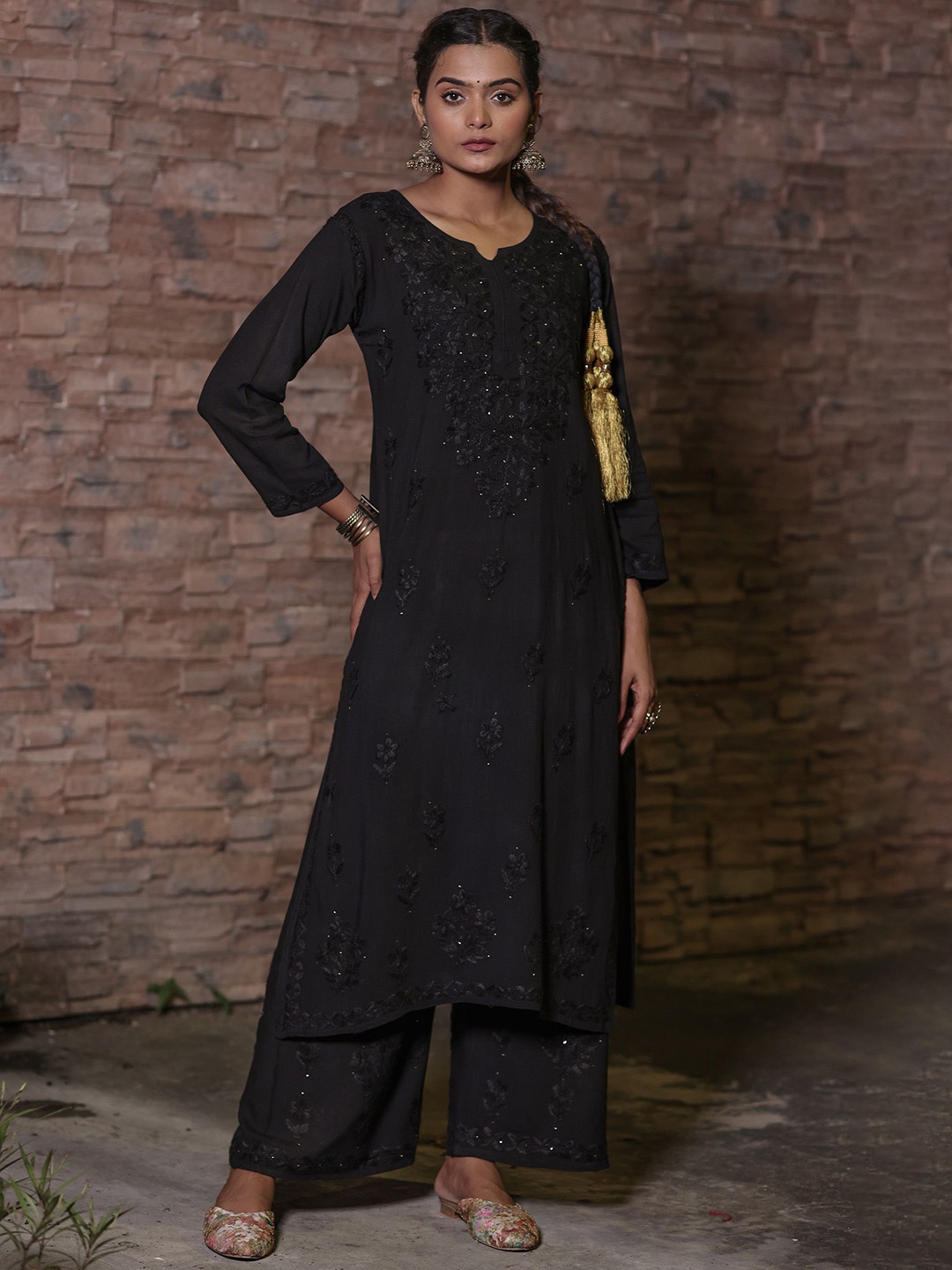 

THE HOUSE OF INDU Women Floral Embroidered Regular Chikankari Chanderi Cotton Kurta with Palazzos, Black