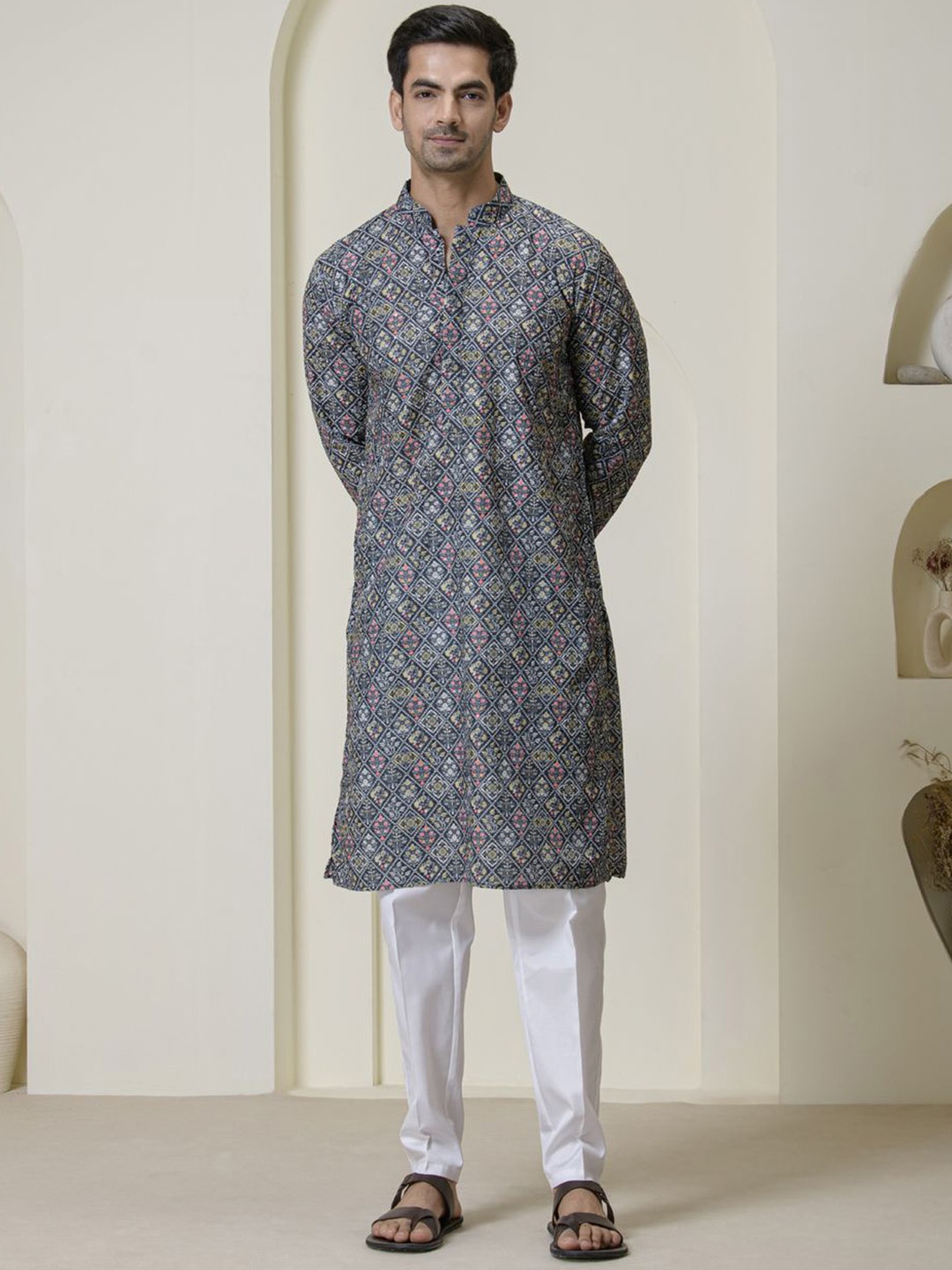 

Satwaa Floral Printed Mandarin Collar Sequinned Straight Kurta, Black