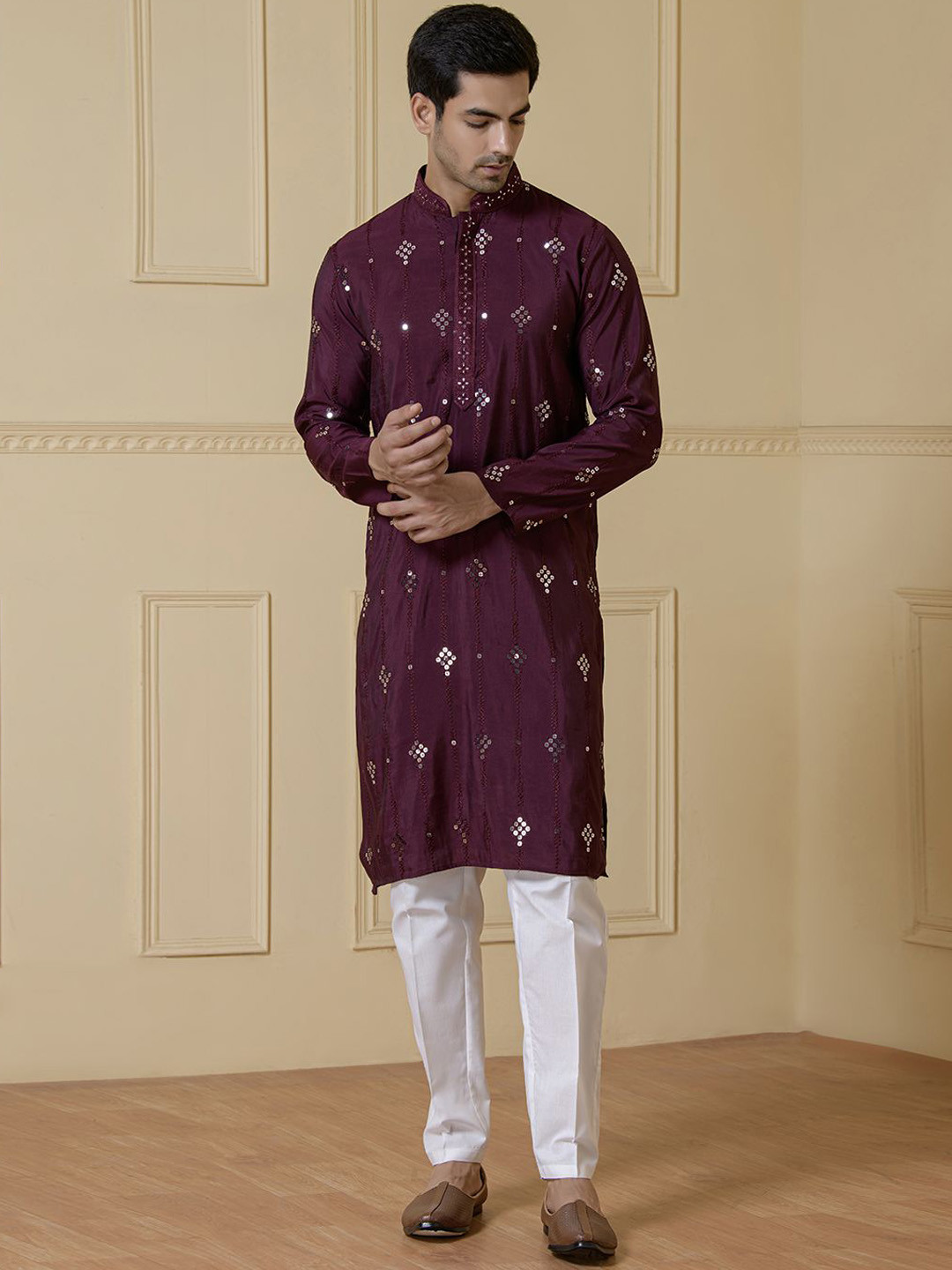 

Satwaa Geometric Embroidered Mandarin Collar Sequinned Straight Kurta, Maroon