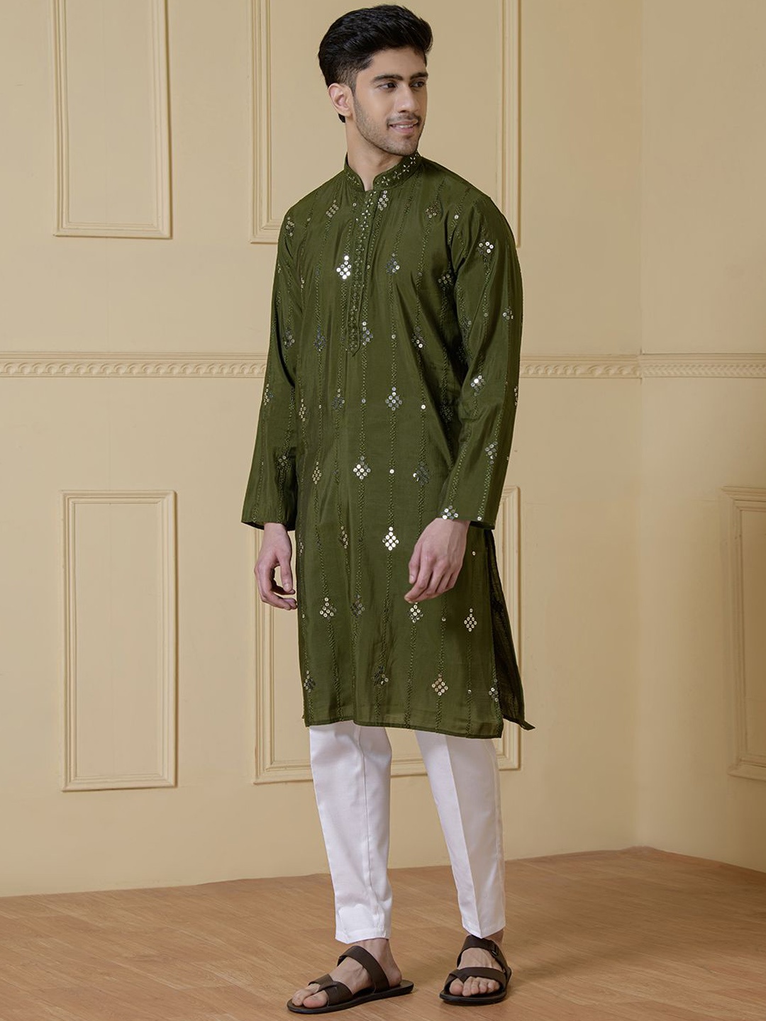 

Satwaa Geometric Embroidered Mandarin Collar Sequinned Straight Kurta, Olive