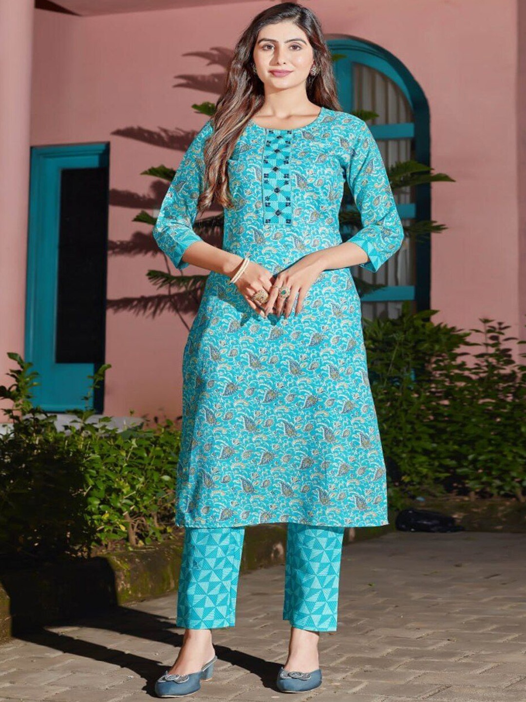 

REALLTREND Paisley Printed Round Neck Thread Work Straight Kurta With Trousers, Turquoise blue