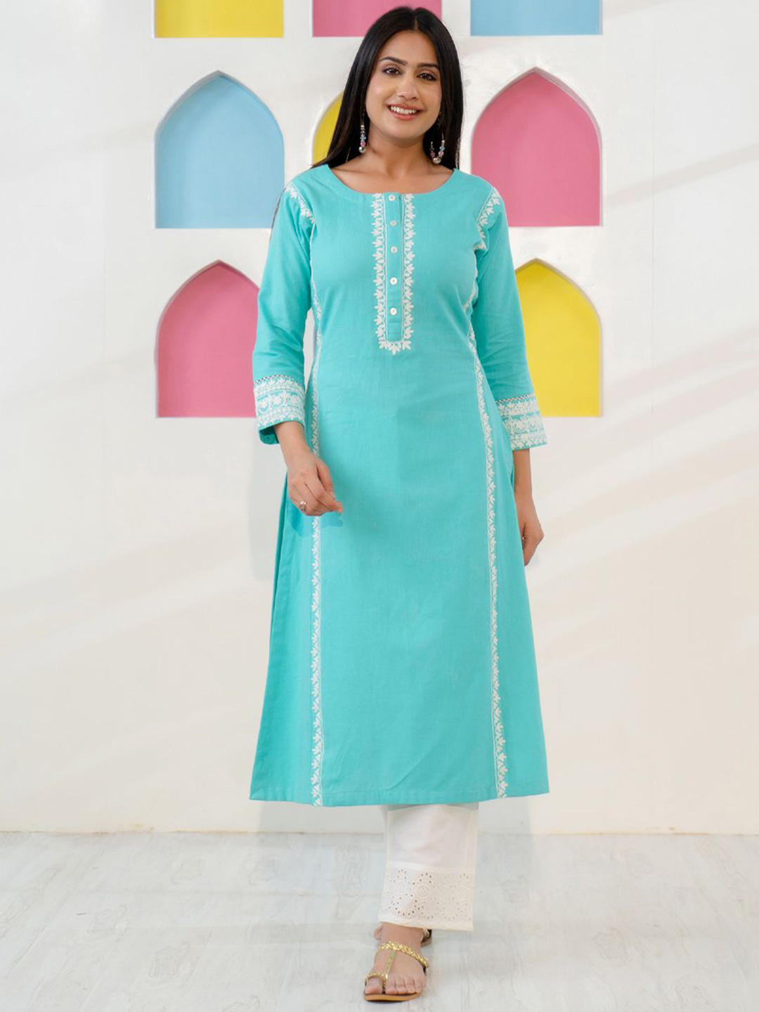 

Ekohum Panelled Round Neck Floral Embroidered Straight Kurta, Sea green