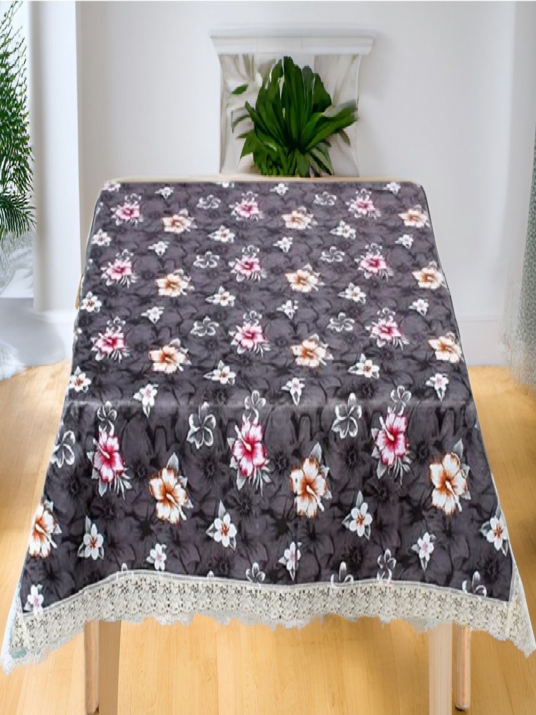 

REVEXO Black & White Floral Printed Rectangle 4-Seater Table Covers
