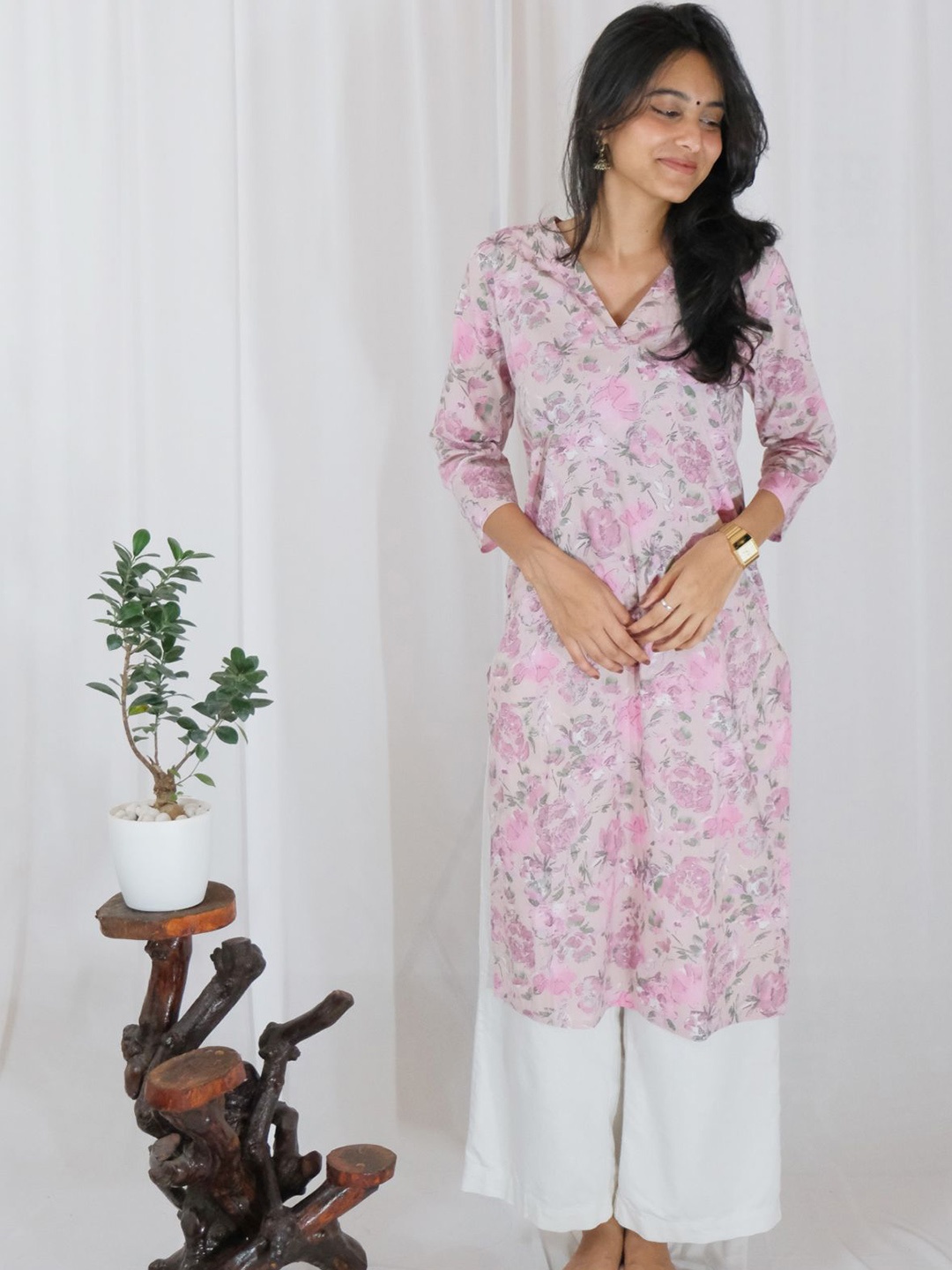 

Ruha Floral Printed V-Neck Straight Pure Cotton Kurta, Pink