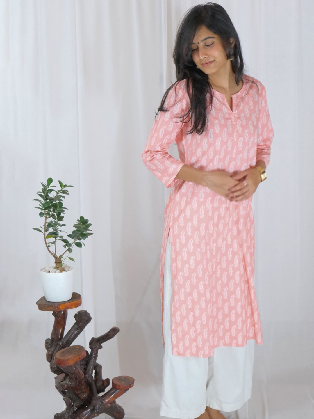 

Ruha Paisley Printed V-Neck Straight Pure Cotton Kurta, Pink