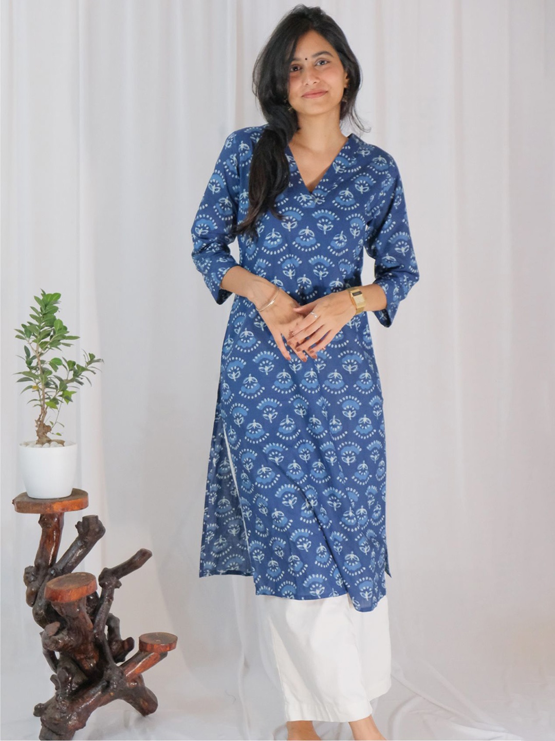 

Ruha Ethnic Motifs Printed V-Neck Straight Pure Cotton Kurta, Blue