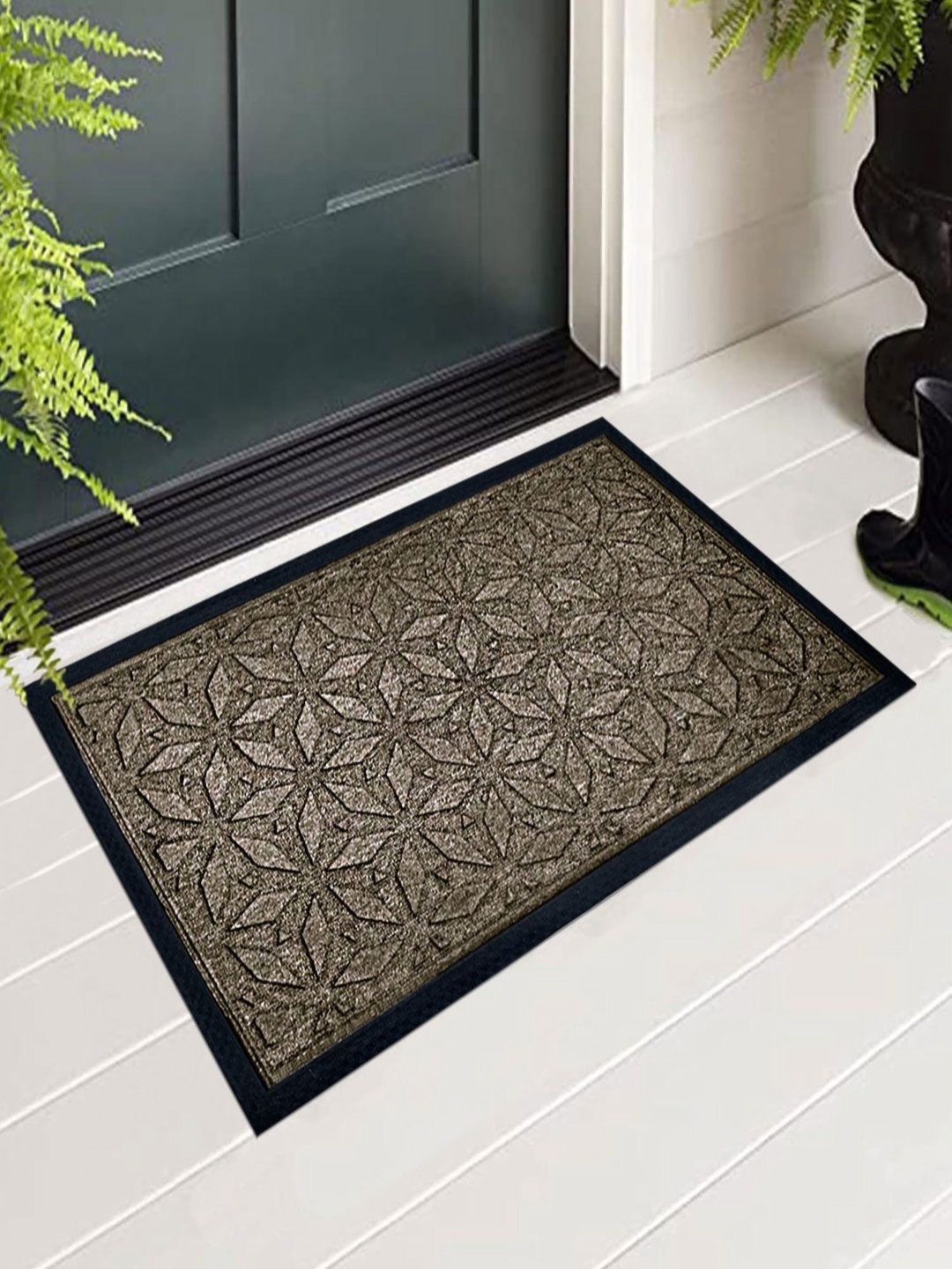 

LUXEHOME INTERNATIONAL Gold-Toned & Black Star Rubber Coir Anti Slip Doormat