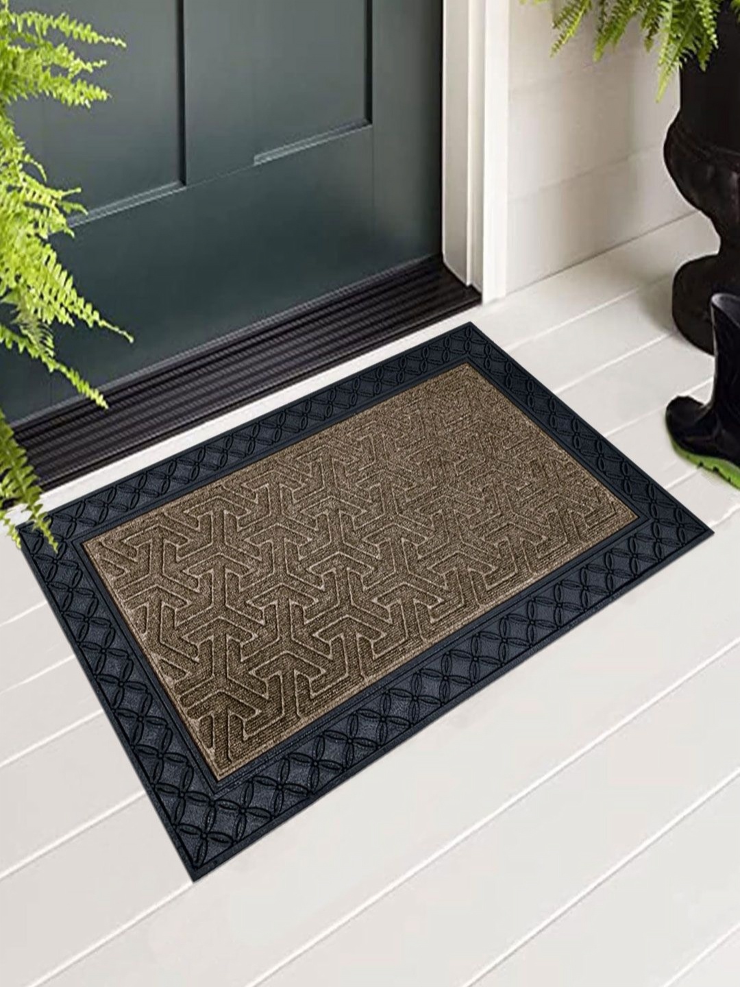 

LUXEHOME INTERNATIONAL Gold-Toned & Black Arrow Rubber Coir Anti Slip Doormat