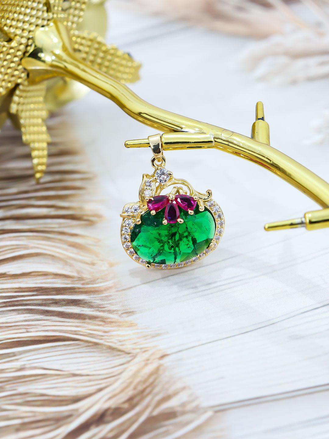 

FIMBUL Women Crystal and Stone-Studed Pendant With Chain, Green