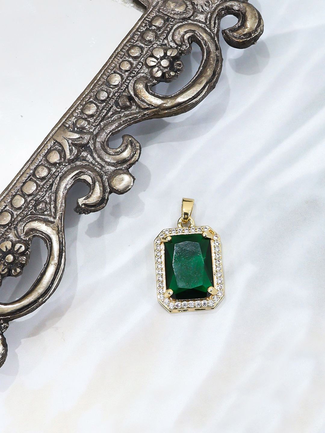 

FIMBUL Gold-Plated Crystal-Studded Pendant with Chain, Green