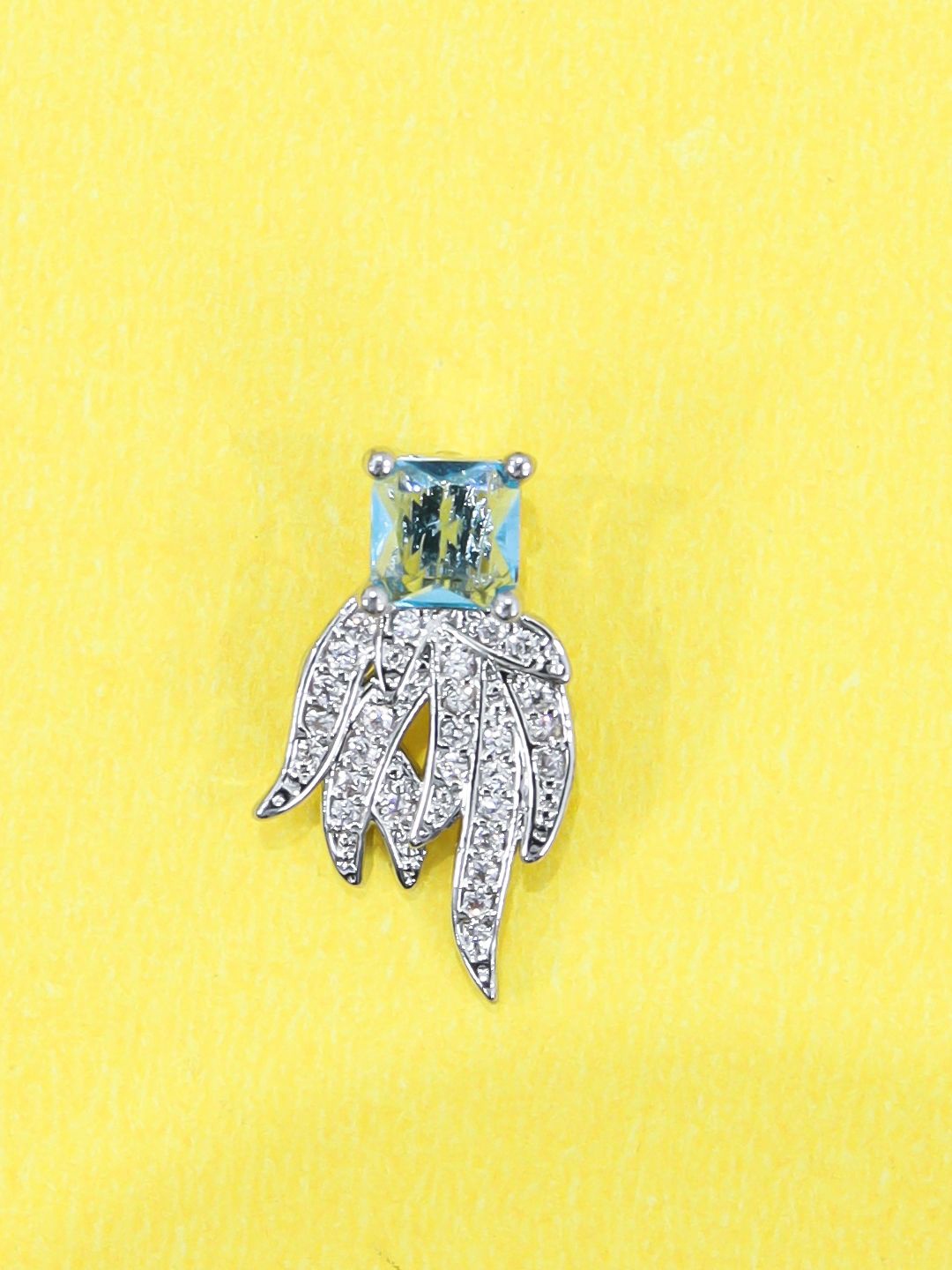

FIMBUL Women Sterling Silver Stone-Studded Pendant, Blue