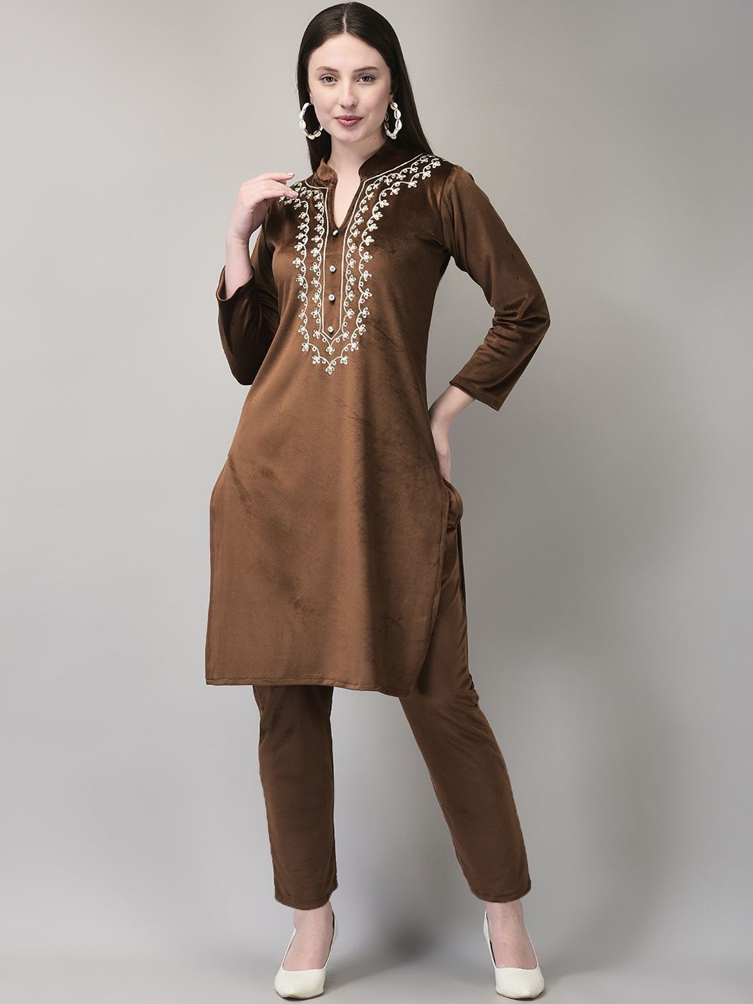 

FNOCKS Floral Yoke Design Mandarin Collar Thread Work Velvet Straight Kurta With Trousers, Brown