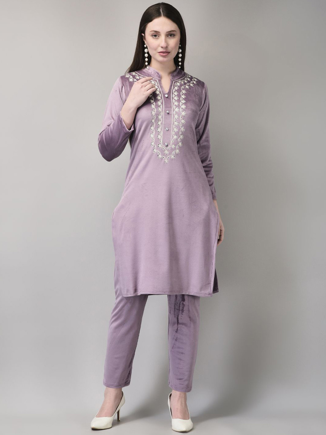 

FNOCKS Floral Yoke Design Mandarin Collar Thread Work Velvet Straight Kurta With Trousers, Pink