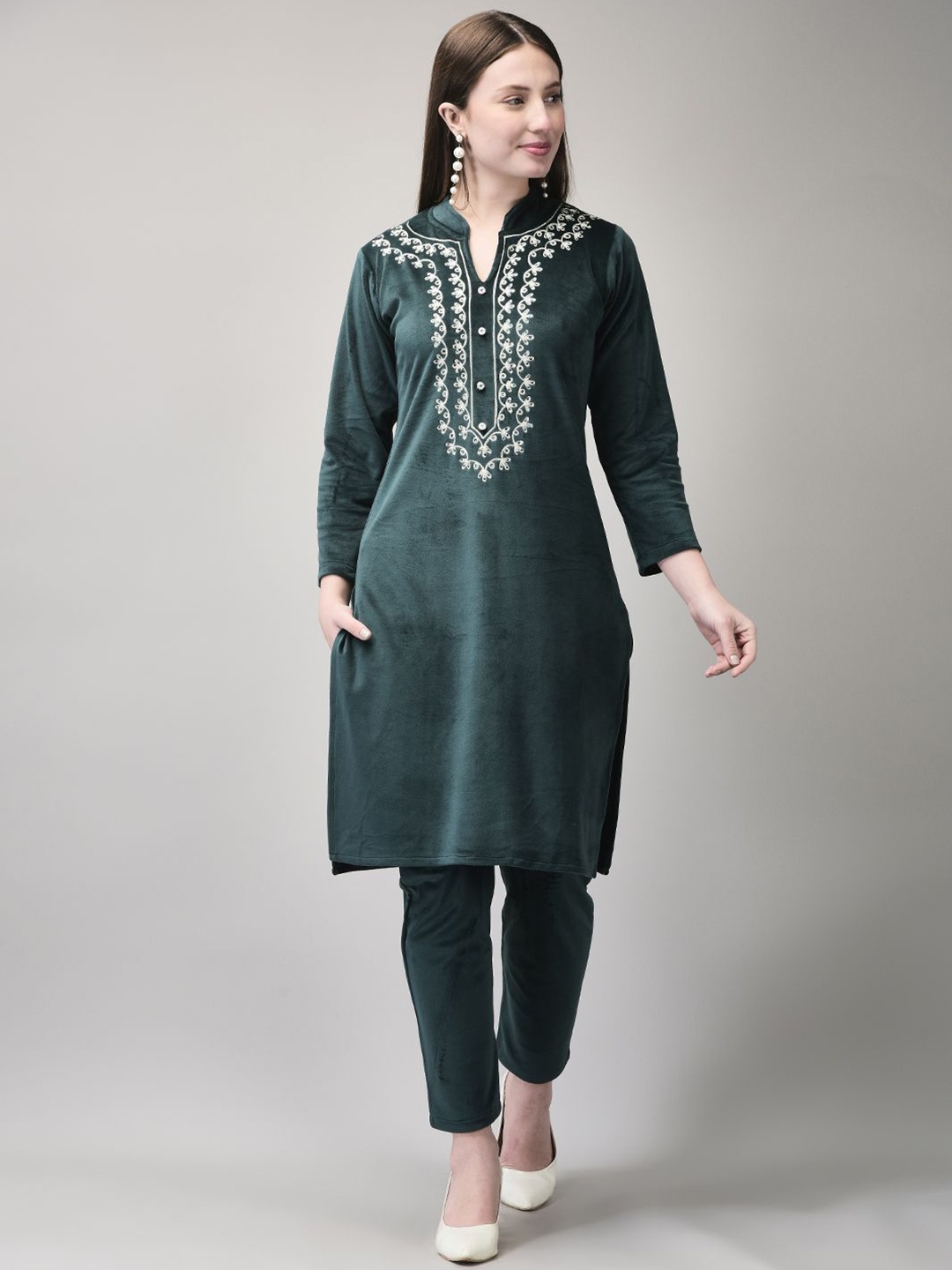 

FNOCKS Floral Yoke Design Mandarin Collar Velvet Straight Kurta With Trousers, Green