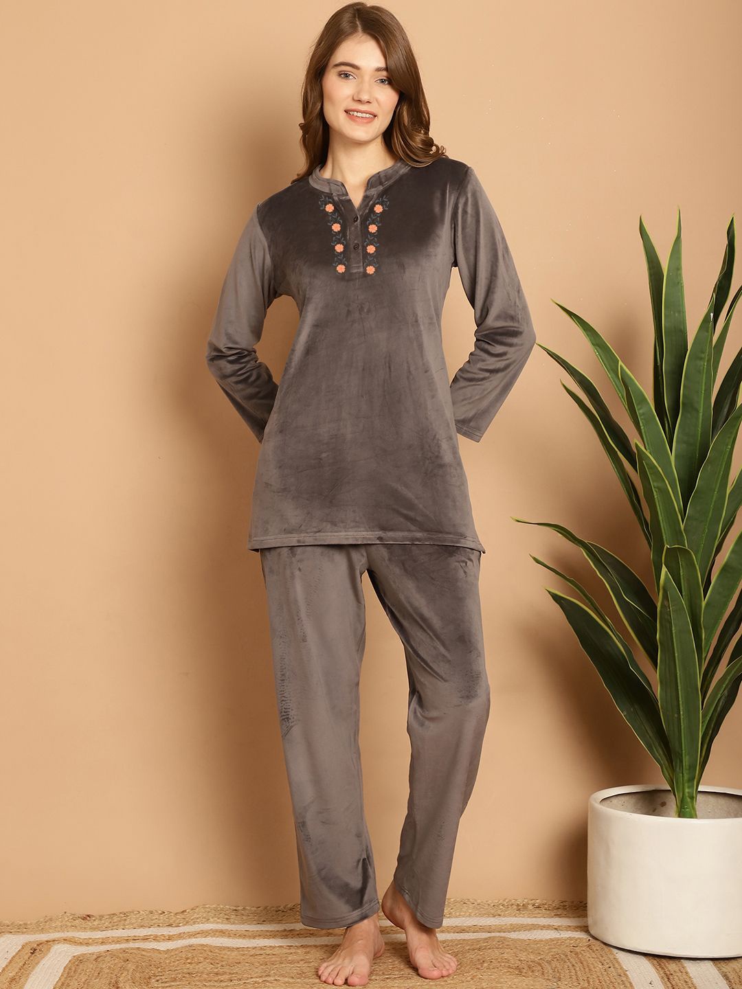 

Aerowarm Women Round Neck Night suit, Charcoal