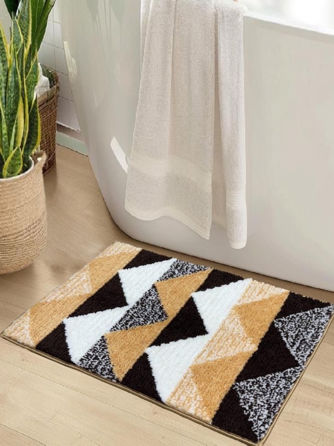

ROSEATE Brown & White Geometric Anti-Skid 2000 GSM Bath Mat
