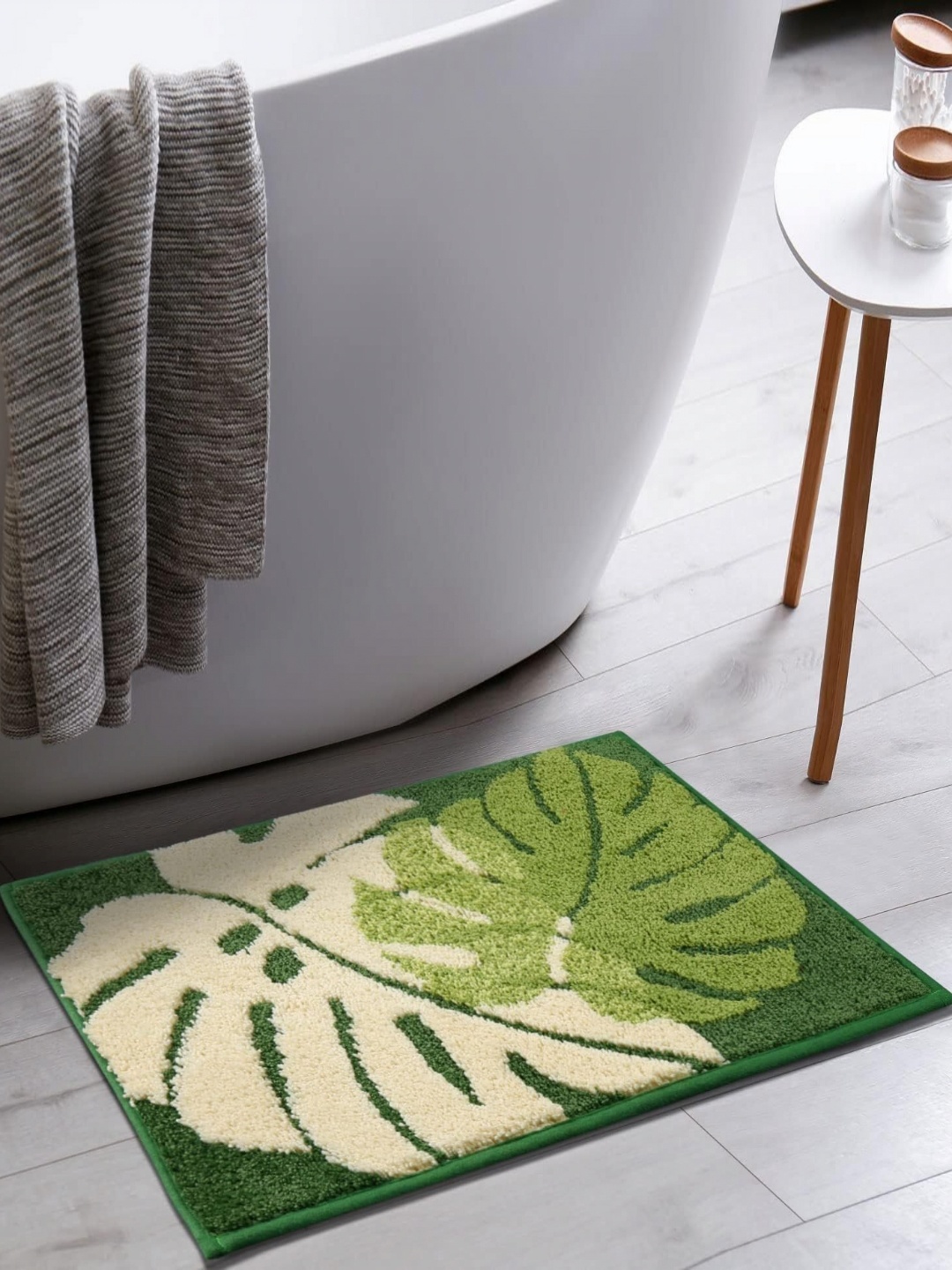 

ROSEATE Green Tropical Microfiber Anti-Skid 2000 GSM Bath Mat