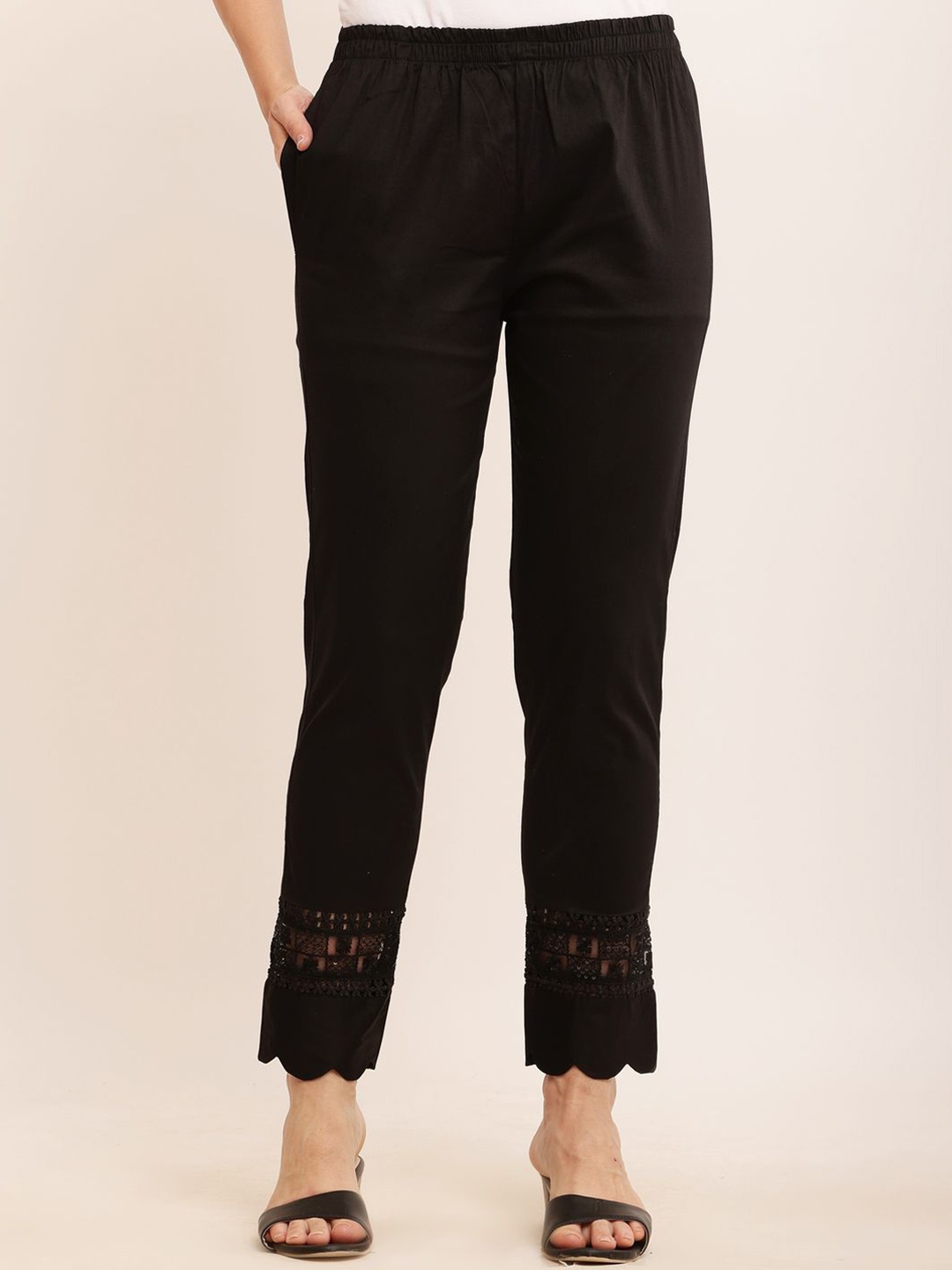 

Sellingsea Women Self Design Mid-Rise Trousers, Black