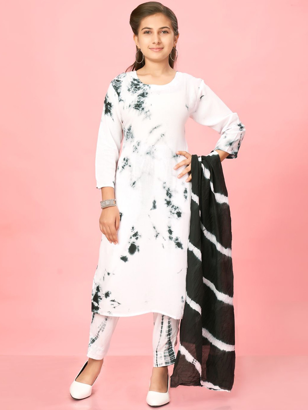 

Sangria Girls White Abstract Printed Round Neck Pure Cotton Kurta