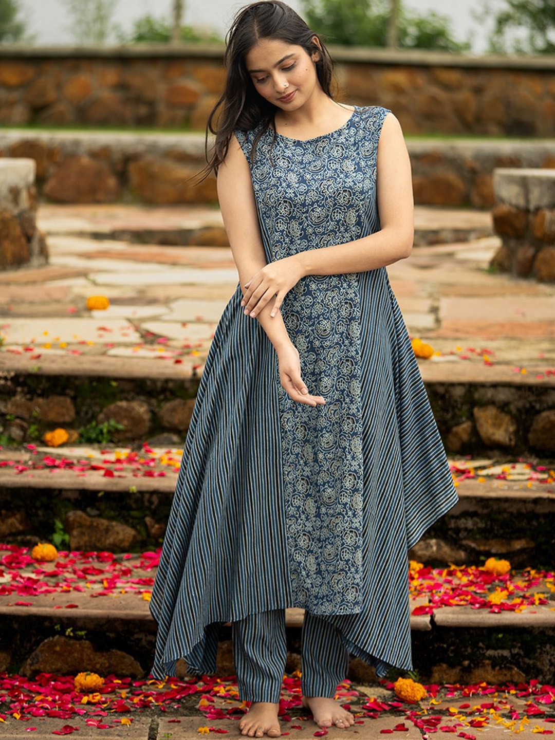 

JITI Women Floral Printed Regular Pure Cotton Kurta with Trousers, Blue