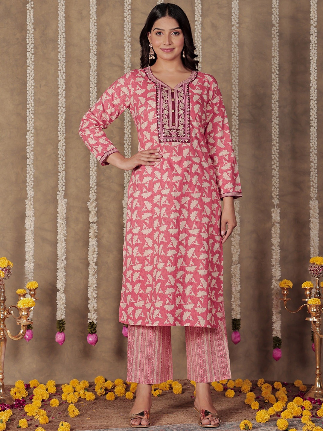 

Aramya Floral Printed Embroidered Sweetheart Neck Cotton Straight Kurta, Pink