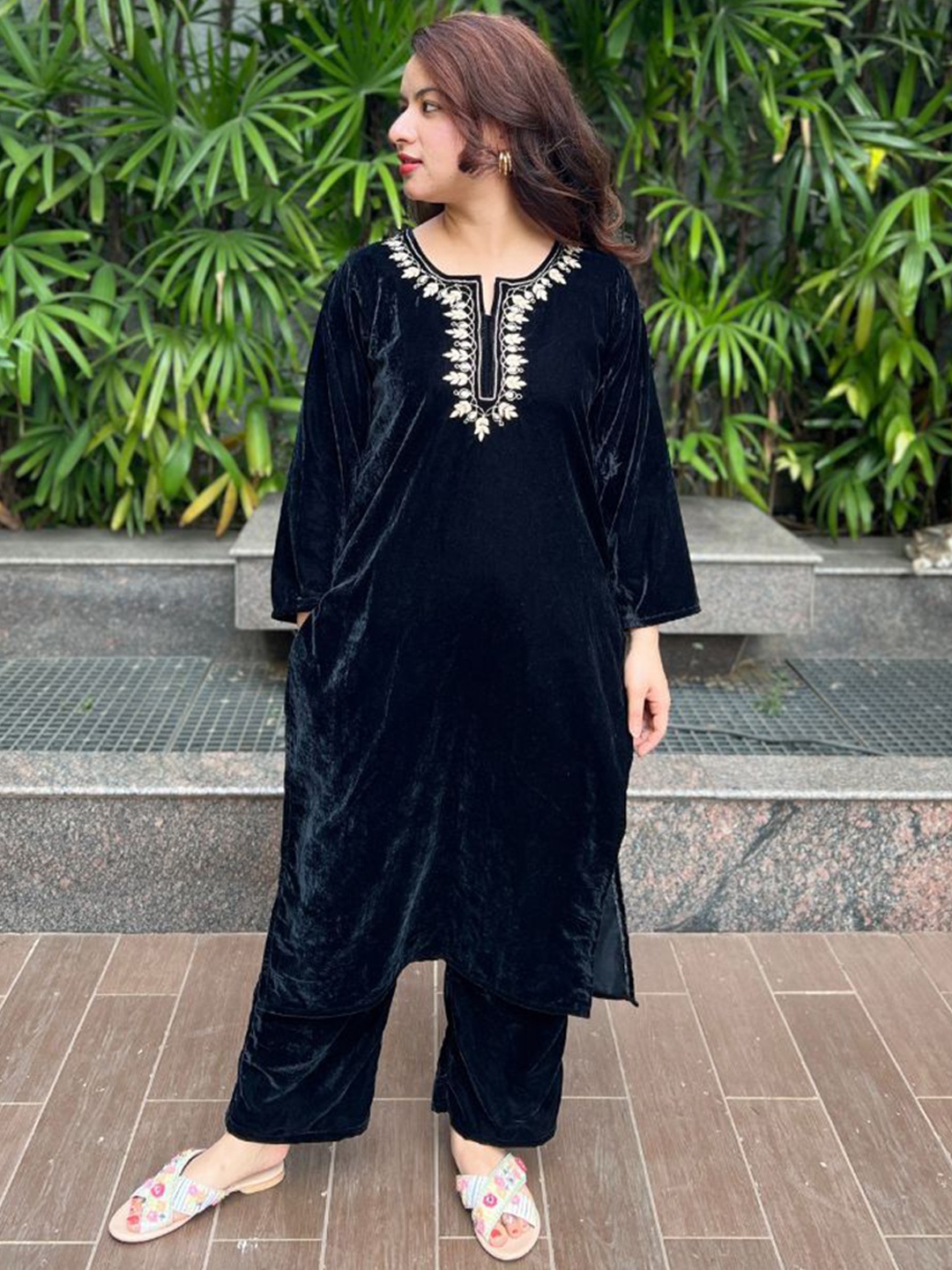 

Rangreza Ethnic Women Floral Embroidered Regular Gotta Patti Velvet Kurta with Palazzos, Black