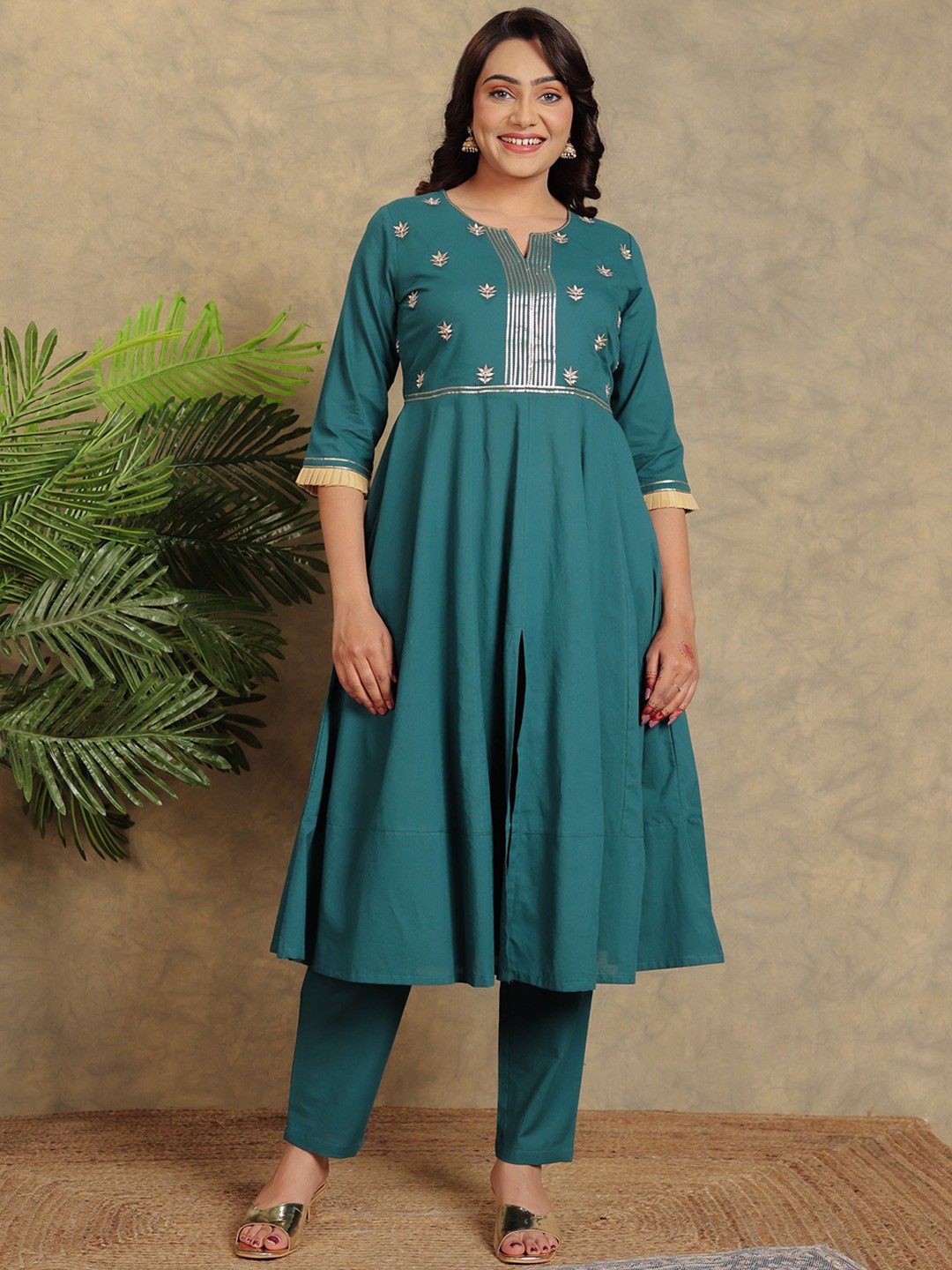 

Aramya Floral Thread Work Sequinned Notch Neck Pure Cotton Anarkali Kurta With Trouser, Green