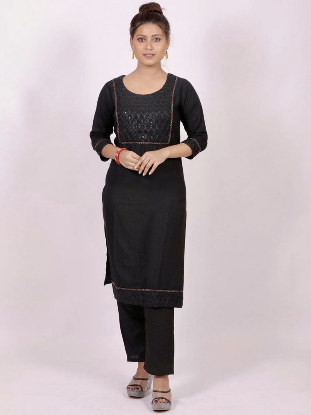 

La Trendzo Ethnic Motifs Embroidered Round Neck Straight Kurta, Black