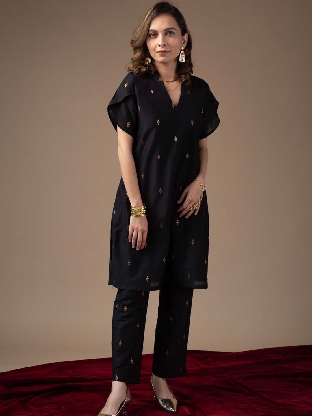 

KUSVAA Utkarsha Ethnic Motifs Woven Design V-Neck Cotton Silk A-Line Kurta With Trousers, Black