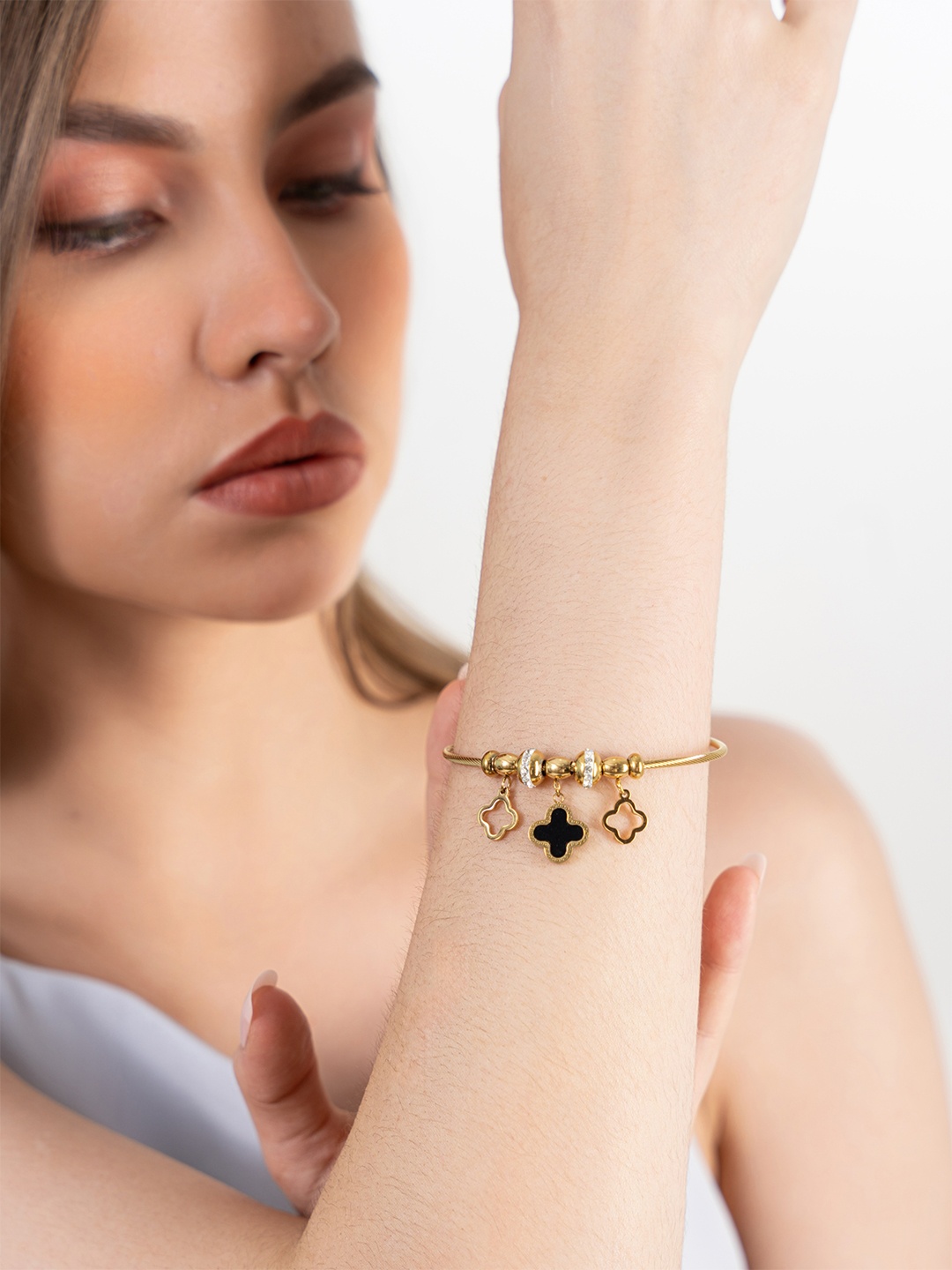 

ZAISHA 18KT Gold Plated Stainless Steel Clover Drop Charms Magnetic Bangle-Style Bracelet, Black