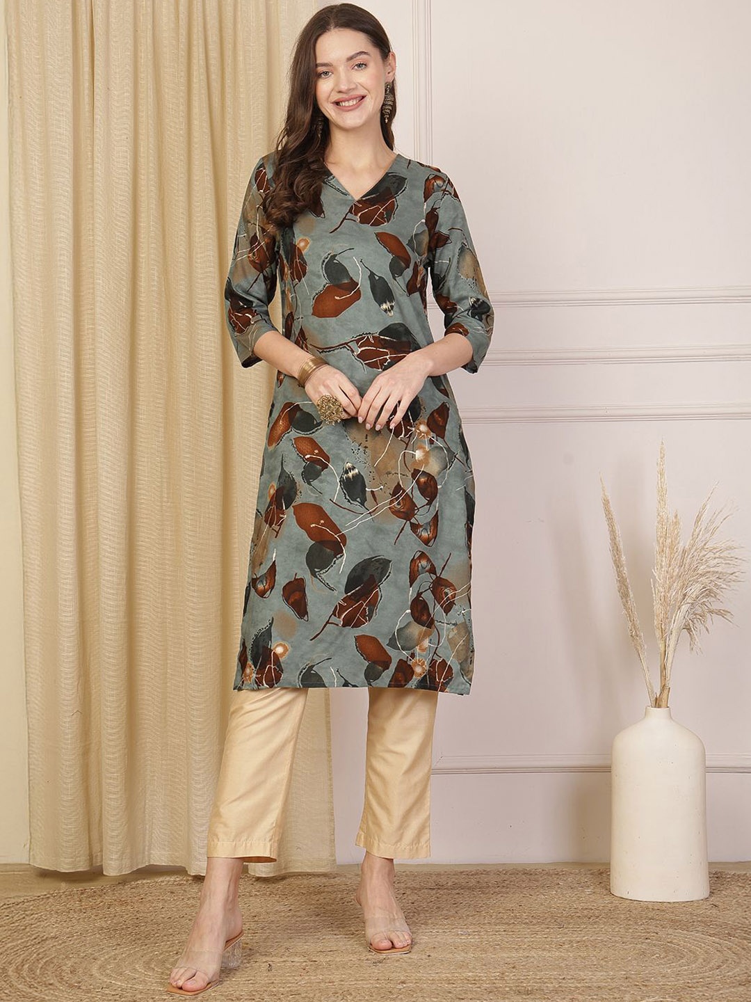 

Anouk Rustic Floral Printed V-Neck Straight Kurta, Green