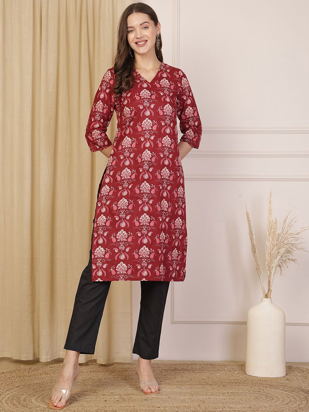 

Anouk Rustic Floral Printed Cotton V-Neck Straight Kurta, Magenta