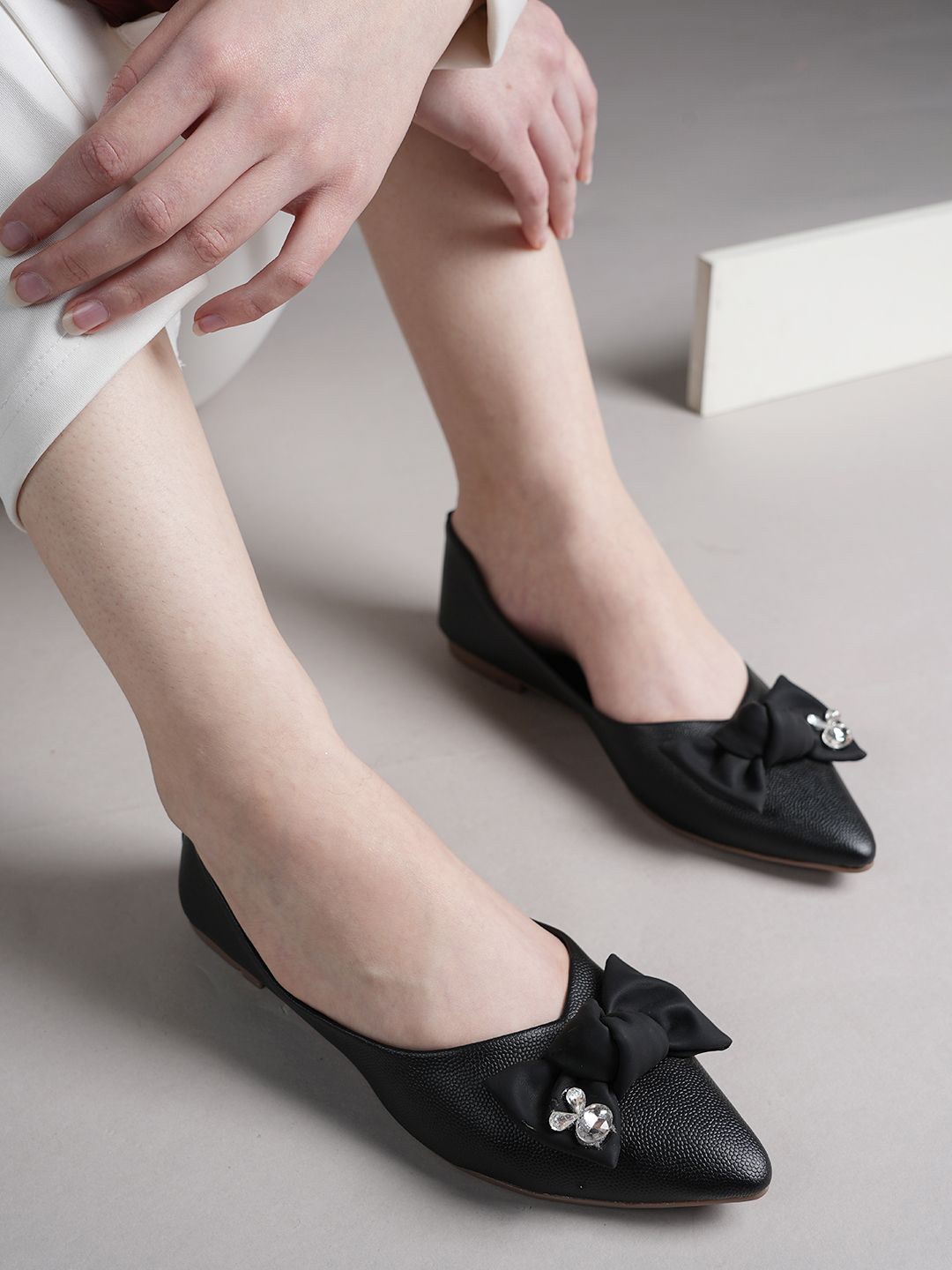 

DressBerry Black Embellished Bows Pointed Toe Ballerinas