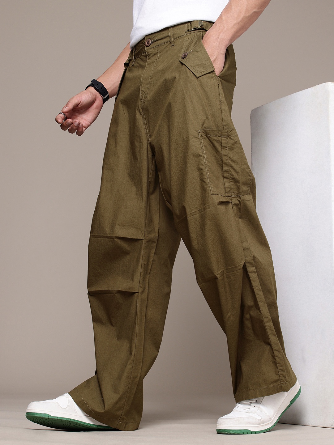 

The Roadster Lifestyle Co. Men Relaxed Pure Cotton Loose Fit Cargos Trousers, Olive