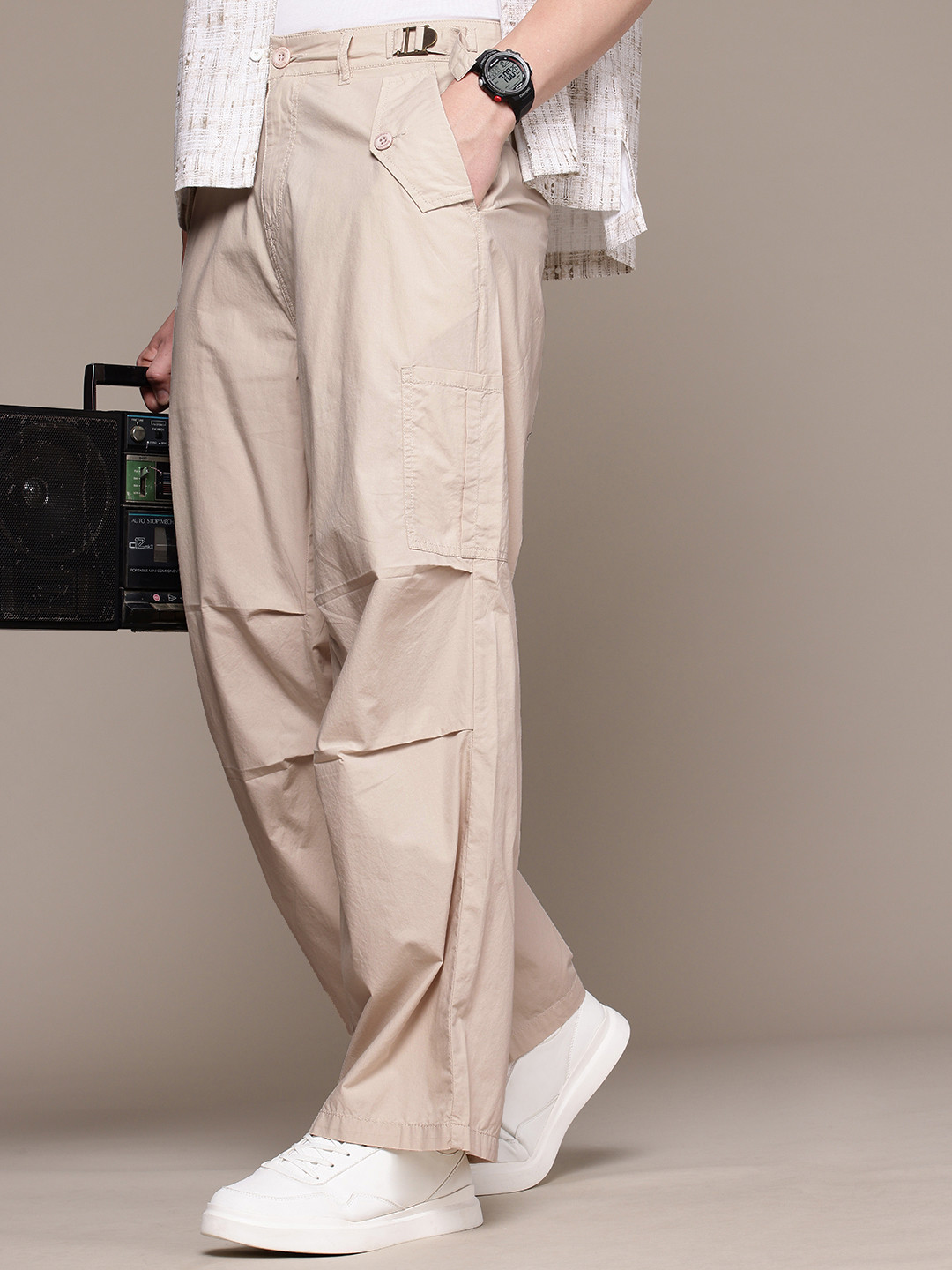 

The Roadster Lifestyle Co. Men Relaxed Pure Cotton Loose Fit Cargos Trousers, Beige