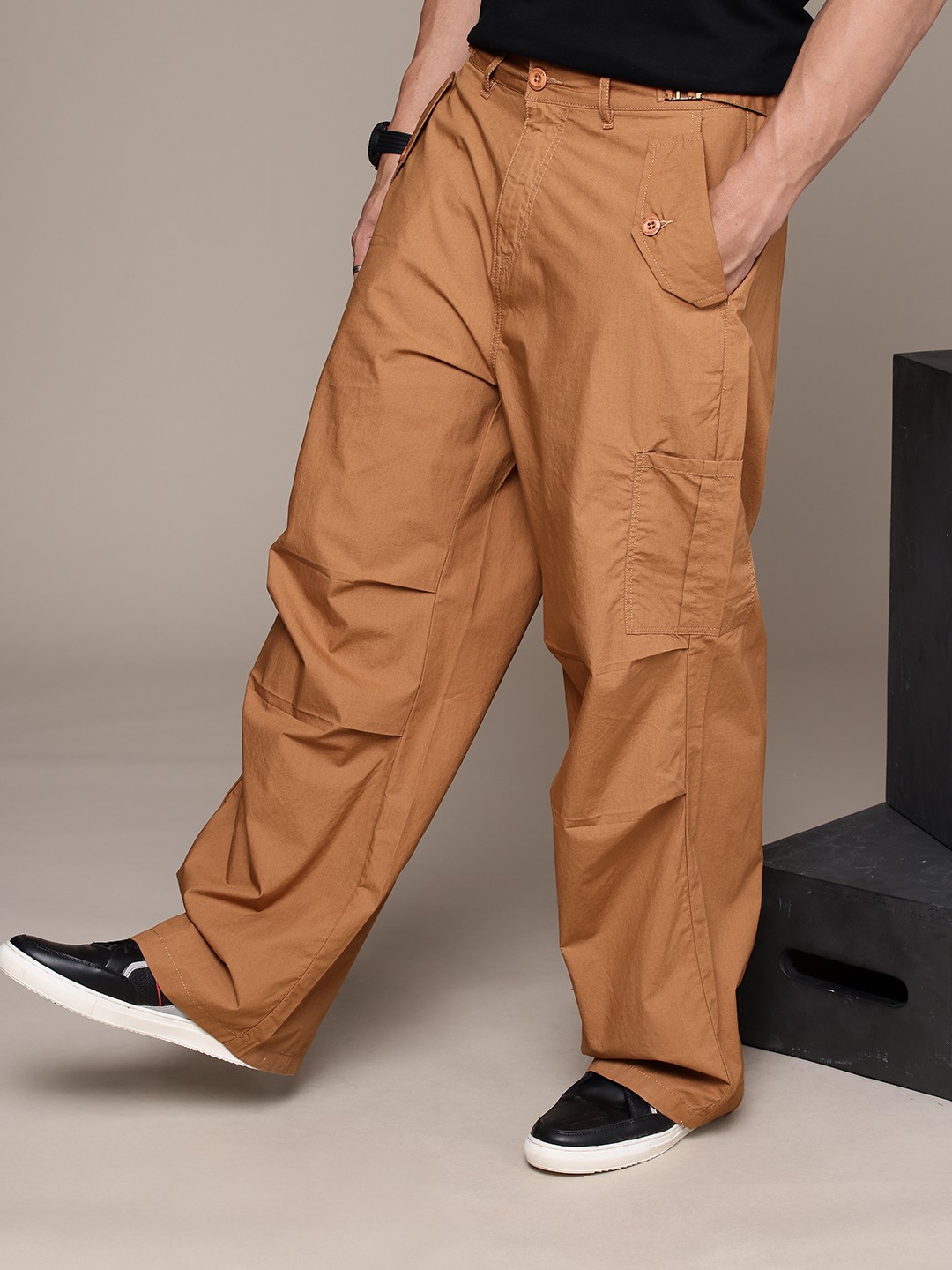 

The Roadster Lifestyle Co. Men Relaxed Pure Cotton Loose Fit Cargos Trousers, Brown